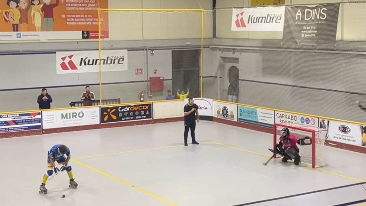 Martí Serra defiende una falta directa.