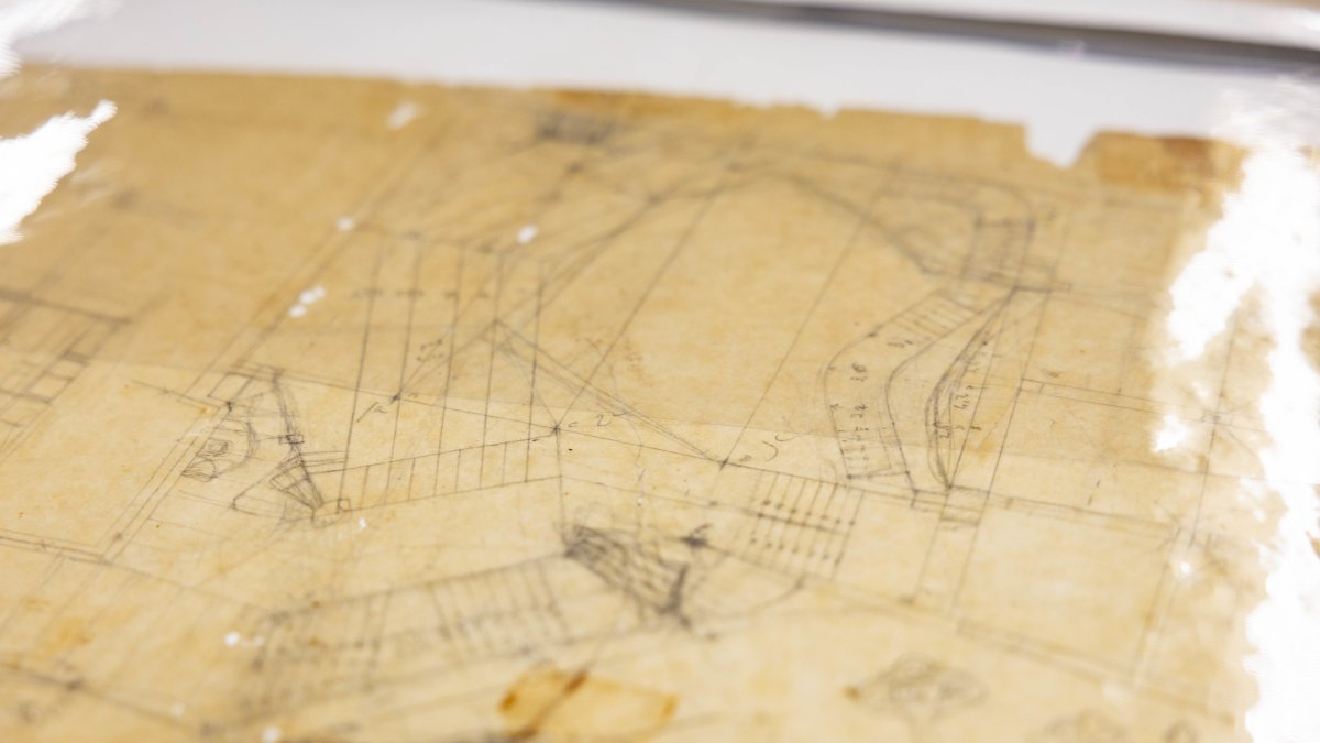 Los papeles del arquitecto están llenos de dibujos, cálculos y anotaciones.