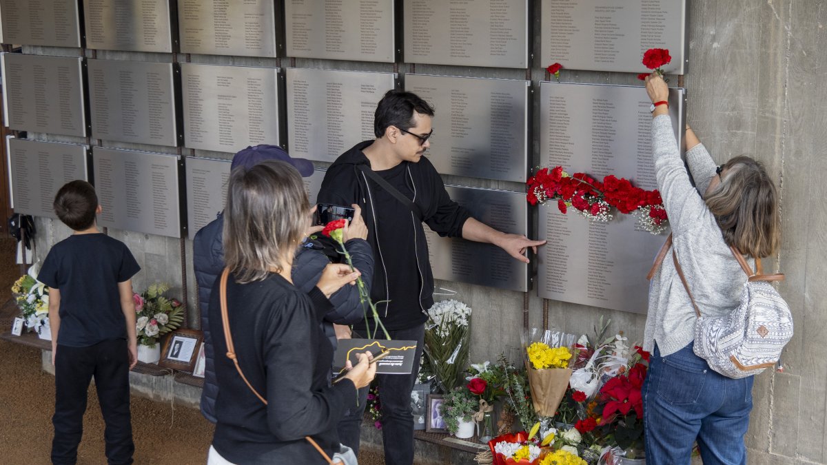 Flors per a recordar a les persones que van perdre la vida a la Batalla de l'Ebre