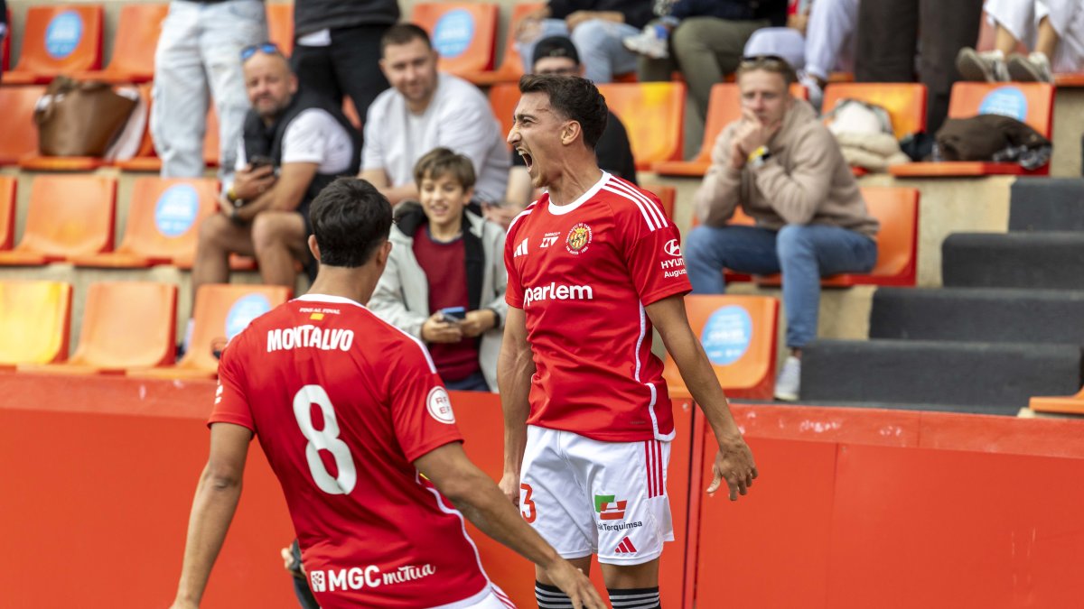 Marcos Baselga celebra su gol ante el Marbella.