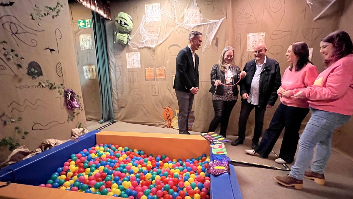 Una de las pruebas del escape room simula unas arenas movedizas en esta piscina de bolas.