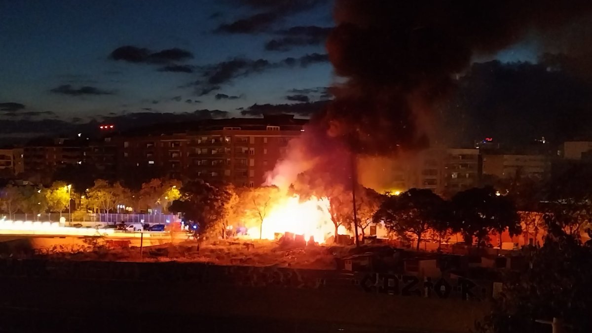 Imagen del incendio declarado al lado de las obras de La Sagrera, en Barcelona