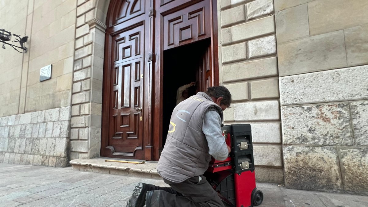 El serraller, mans a l'obra.
