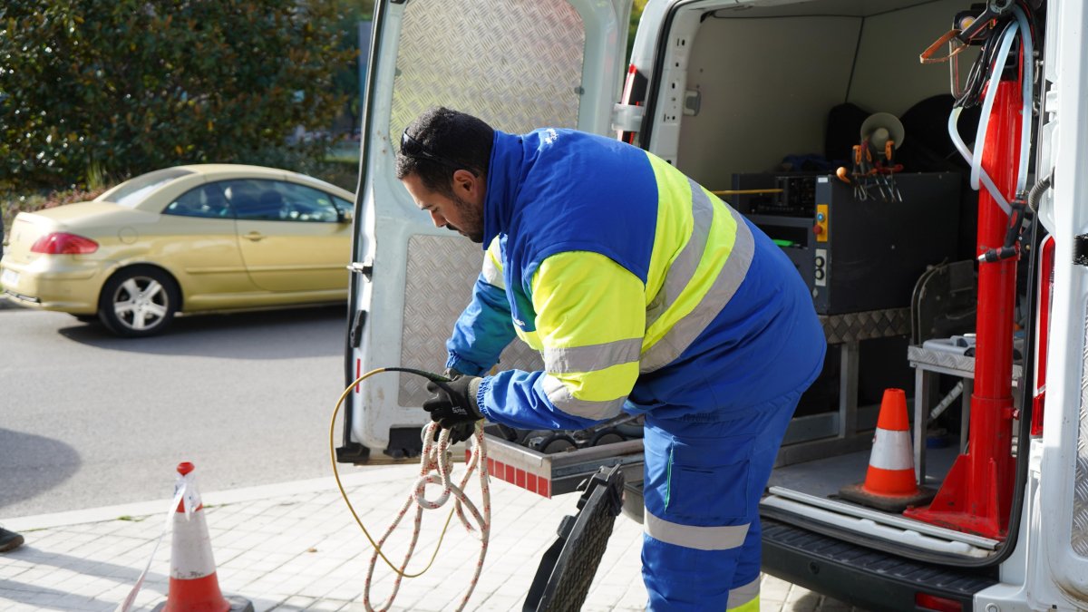 Un operario mirando la red de alcantarillado.