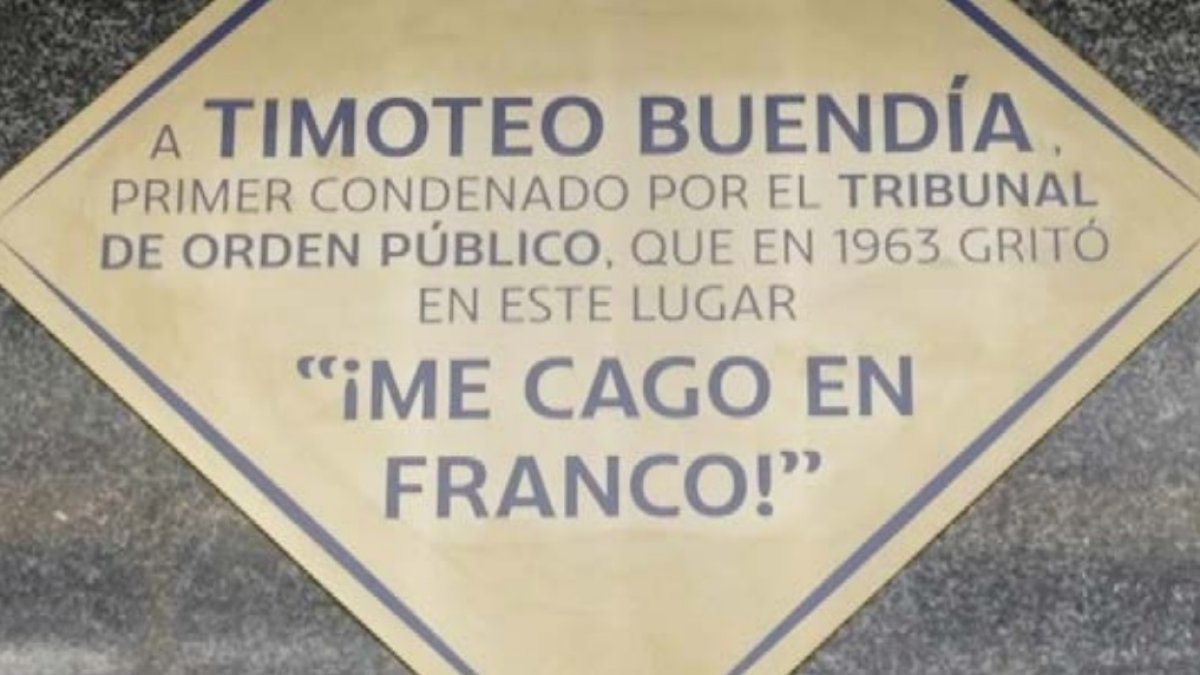 Una placa en recuerdo de Timoteo Buendía, un albañil condenado por gritar '¡Me cago en Franco!'.