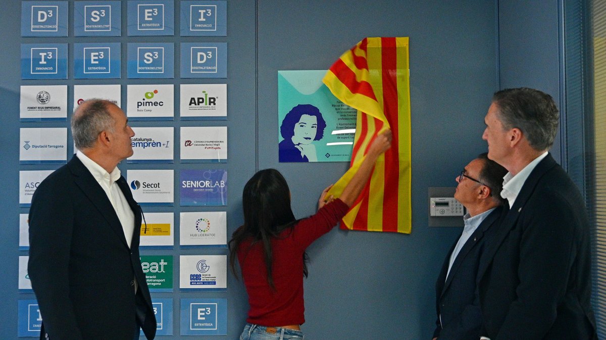 Moment en el qual es va destapar la placa commemorativa de Roser Galceran al Viver.