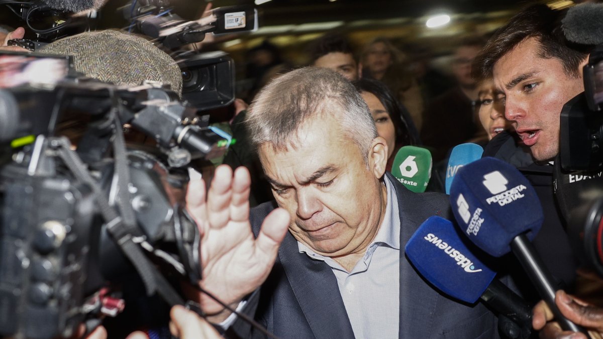 El ex secretario de Organización del PSOE Santos Cerdán ha salido pasadas las 19:15 horas de este miércoles de la cárcel de Soto del Real (Madrid)