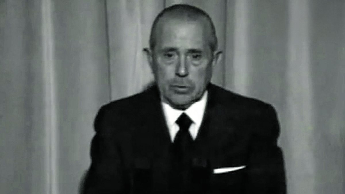 Carlos Arias Navarro, presidente del gobierno español en ese momento, anunciando la muerte de Francisco Franco