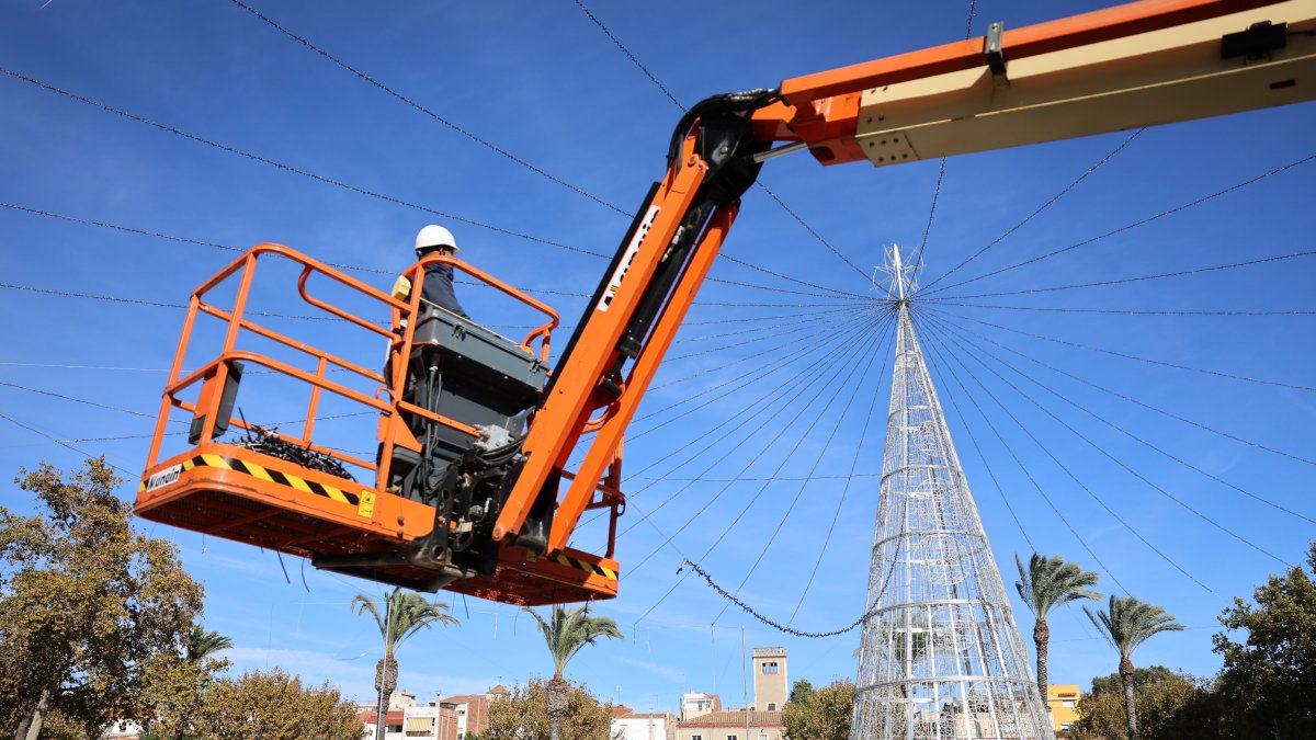 El árbol de Navidad gigante del Parc de la Riera, en Vila-seca, incorpora este año un gran paraguas lumínico que cubre la plaza.