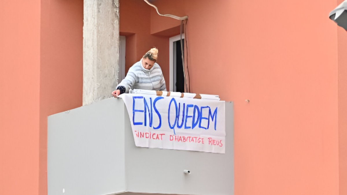 La pareja se ha opuesto a abandonar su casa en un principio, pero ha acabado saliendo del bloque sin mostrar oposición a los cuerpos policiales.