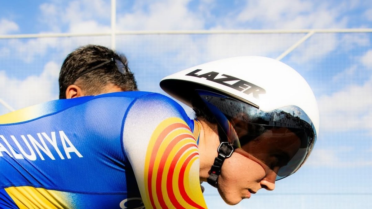 Helena Casas, con el maillot de la Selecció Catalana de Ciclisme en una competición.