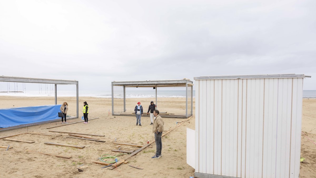 Las tareas de montaje de una de las estructuras, el pasado mes de marzo.