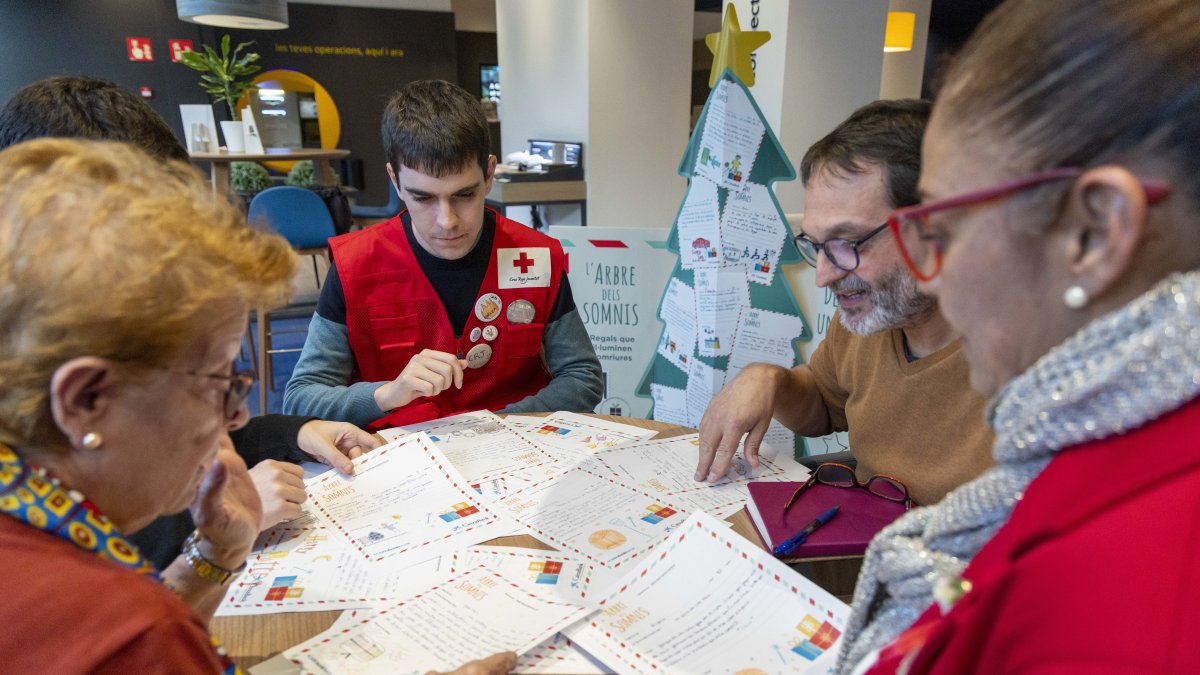 Un momento de la reunión de entidades y voluntarios en la oficina de CaixaBank de Cronista Sessé.