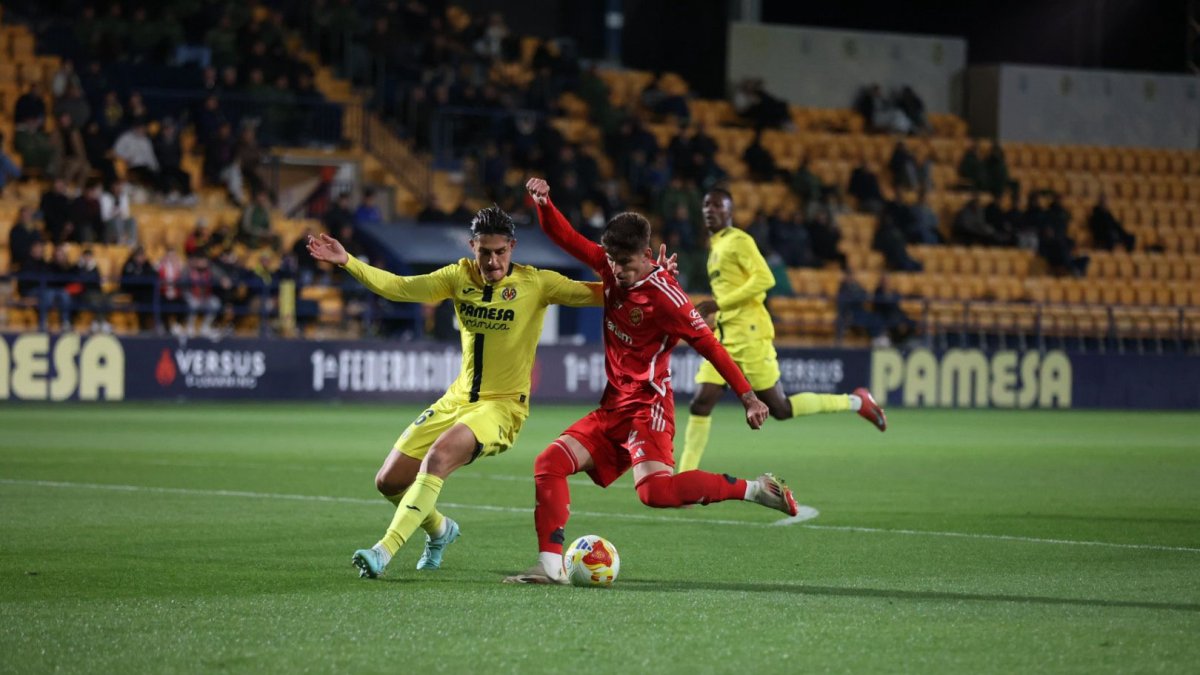 Álex Jiménez busca el disparo a portería frente al Villarreal 'B'.