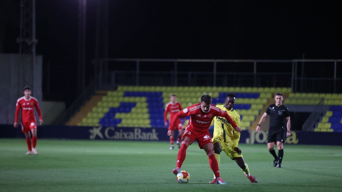 Marcos Baselga controla una pelota ante el Villarreal 'B'-