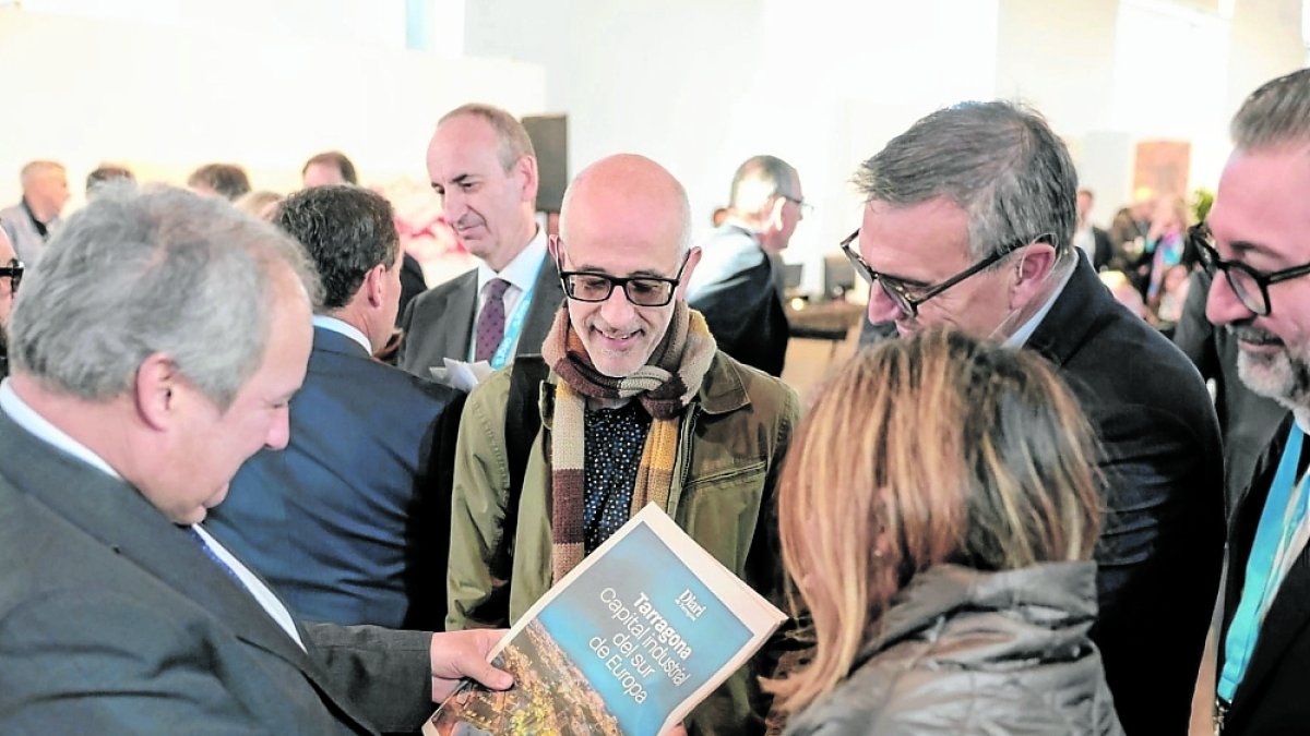 Jordi Hereu con el monográfico del Diari sobre la industria en Tarragona