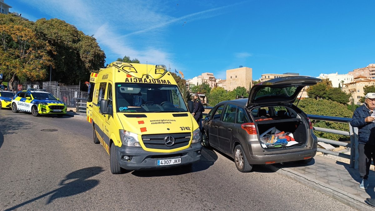 El coche que se ha subido a la acera, ambulancias y la Guardia Urbana.