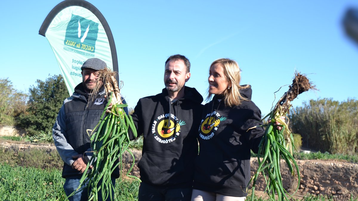 D'esquerra a dreta, el president de la IGP Calçot de Valls, Isidre Coll; el xef Eduard Xatruch; i l'alcaldessa de Valls, Dolors Farré.