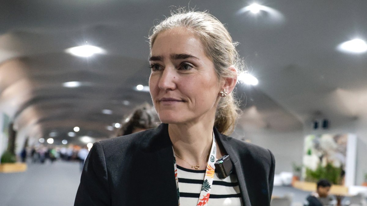 La vicepresidenta tercera del Gobierno español, Sara Aagesen, camina este sábado, en la Zona Azul de la Conferencia de Naciones Unidas sobre Cambio Climático (COP30) en Belém (Brasil).