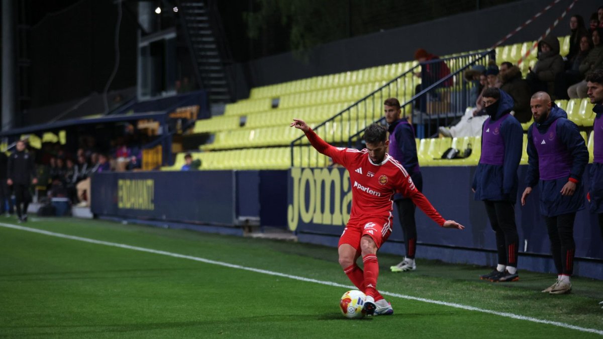Moi Delgado centra en la banda en un partido ante el Villarreal 'B'.