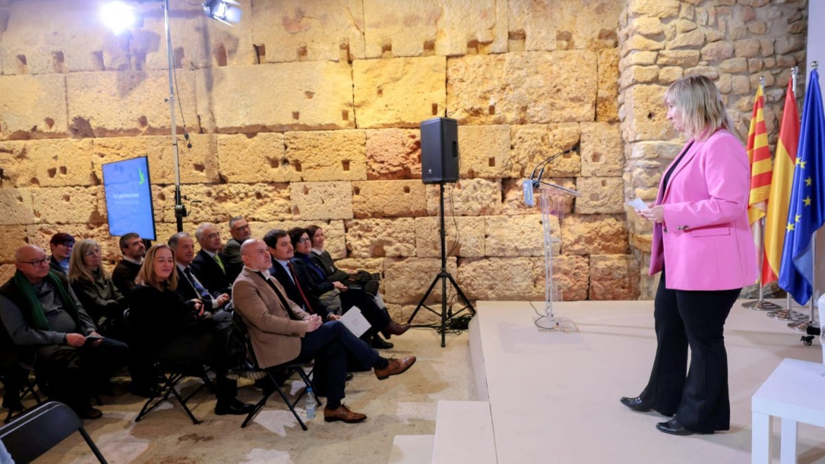 Elisabet Romero, subdelegada del Govern, habla en la Torre del Pretori; en primera fila. Carlos Prieto, delegado del gobierno central, y Guillermo García de Castro, concejal de Tarragona