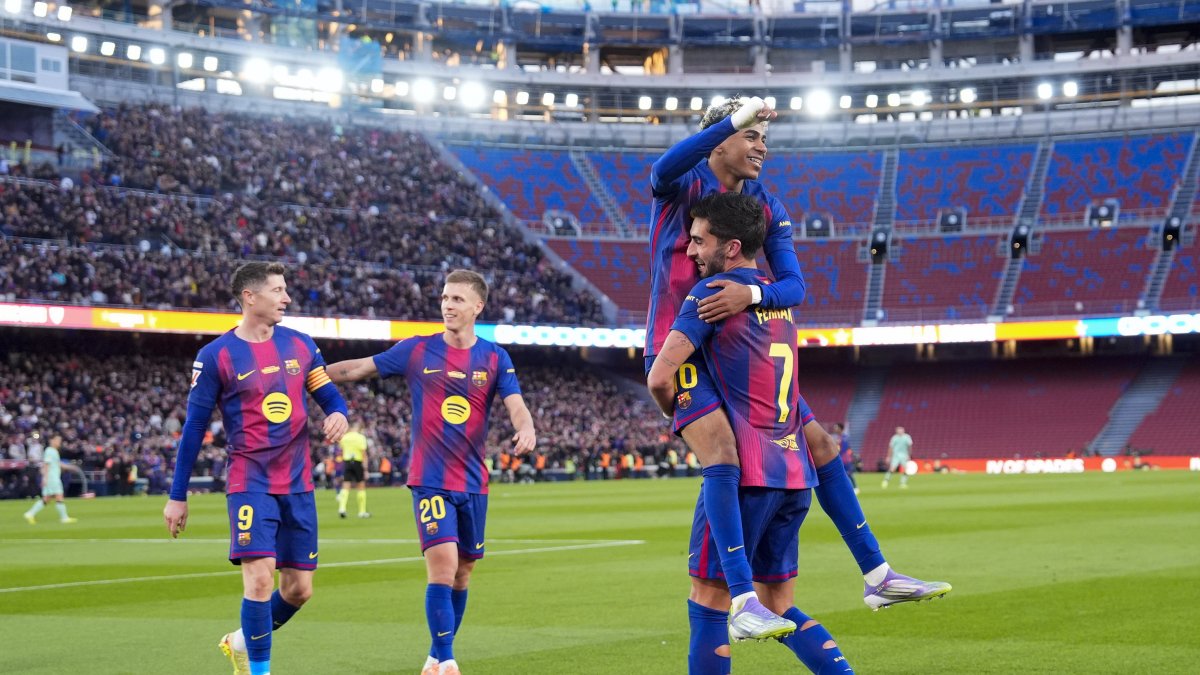 Los jugadores del Barça celebran el segundo gol durante el partido de LaLiga econtra el Athletic Club