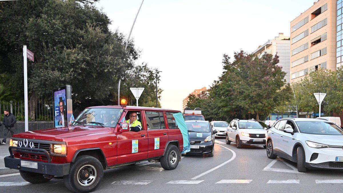 Más de 200 vehículos participaron en la protesta contra la Zona de Bajas Emisiones.