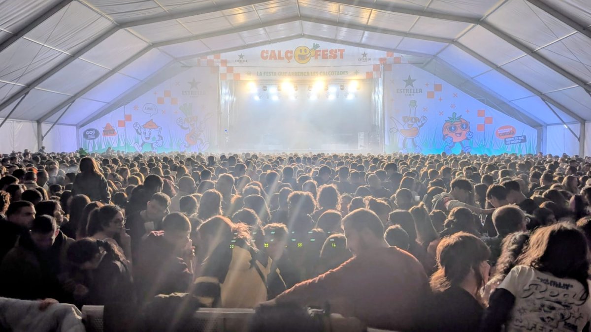 Els concerts es fan a l'interior d'una gran carpa de 5.000 metres quadrats.