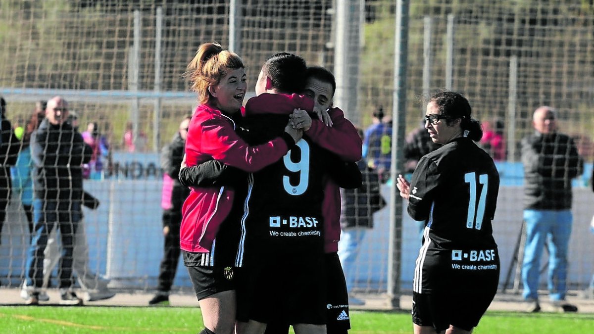Los jugadores del Nàstic celebran un gol.