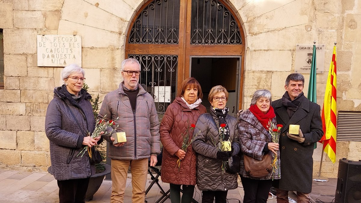 Els familiars, amb les Stolpersteine, ara ja col·locades a les portes del darrer domicili de les víctimes.