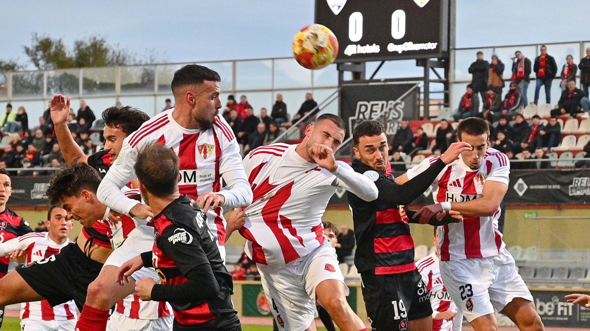Los jugadores del Reus y del Barbastro pelean por un balón aéreo.