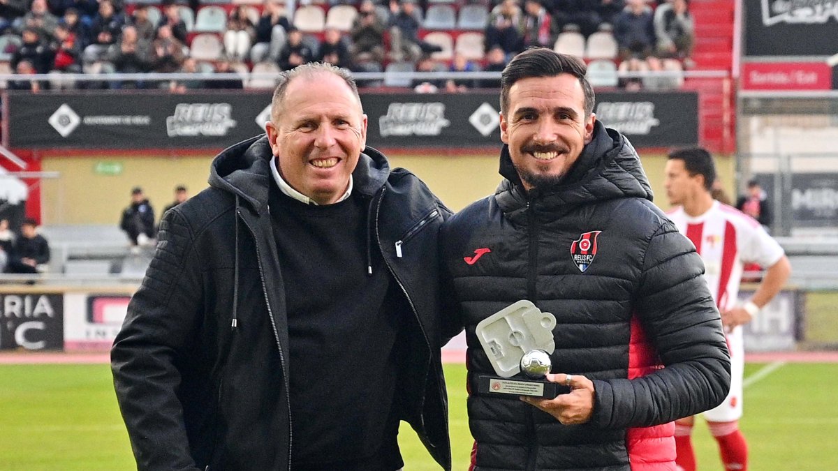 Marc Carrasco recibió el premio a mejor entrenador de Tercera el curso pasado.