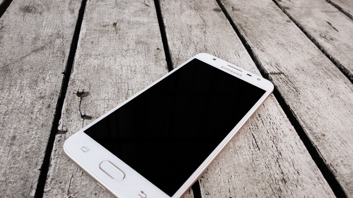 Un teléfono móvil.