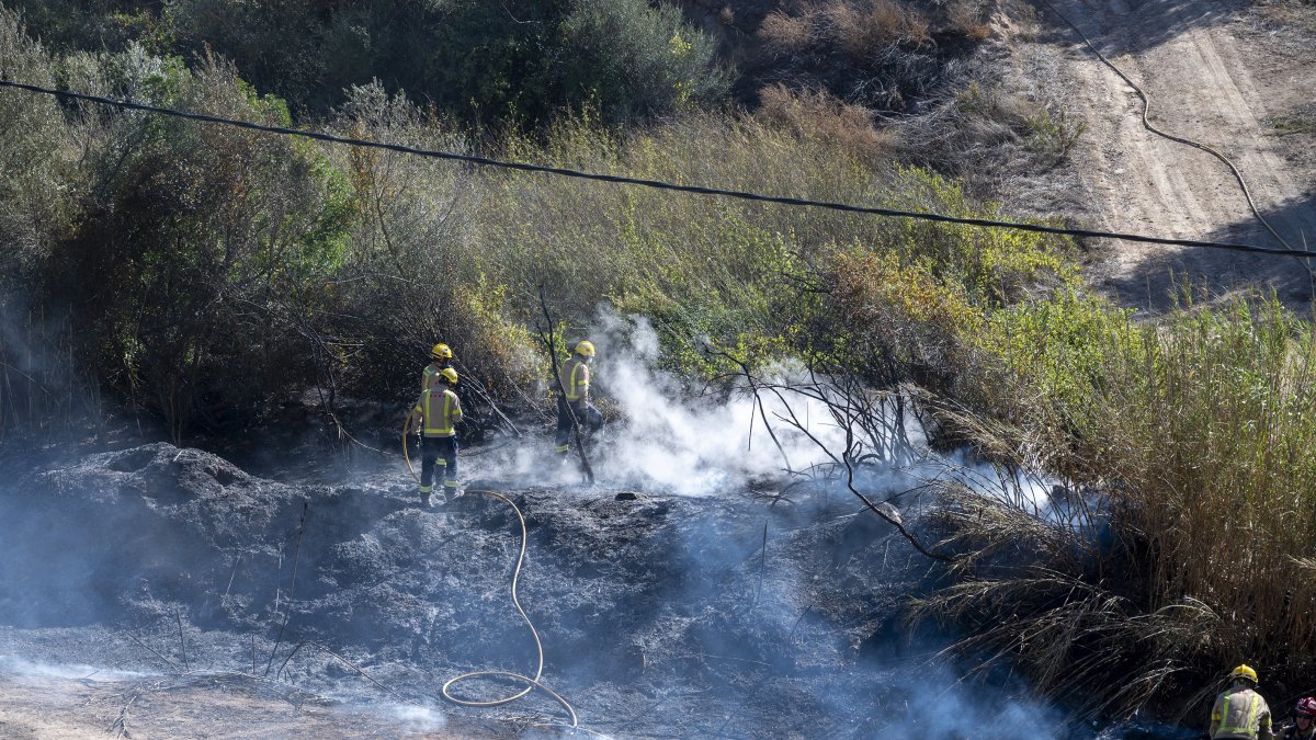 Bombers durant les tasques d’extinció d’un incendi.