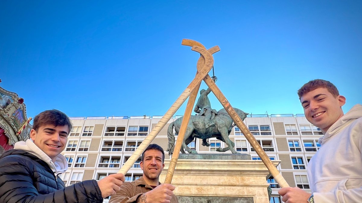 Carles Casas, Albert Casanovas y Pol Martínez, en la Plaça Prim de Reus.