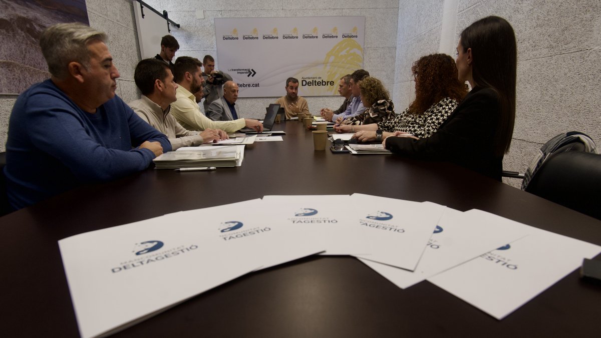 Reunió dels alcaldes a l'ajuntament de Deltebre.