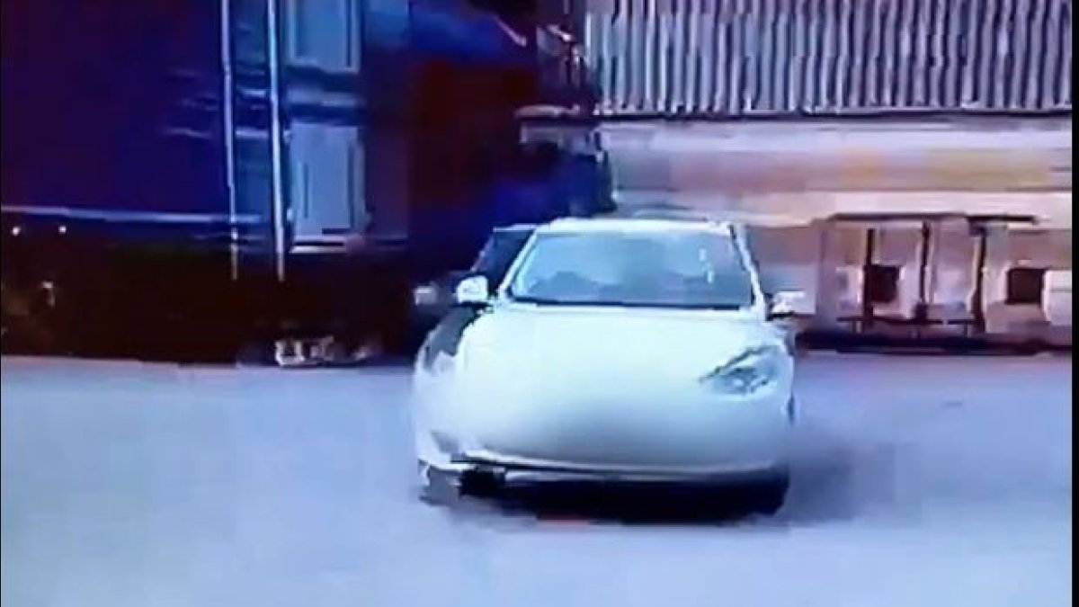 Fotograma del coche en circulación con el menor al volante.