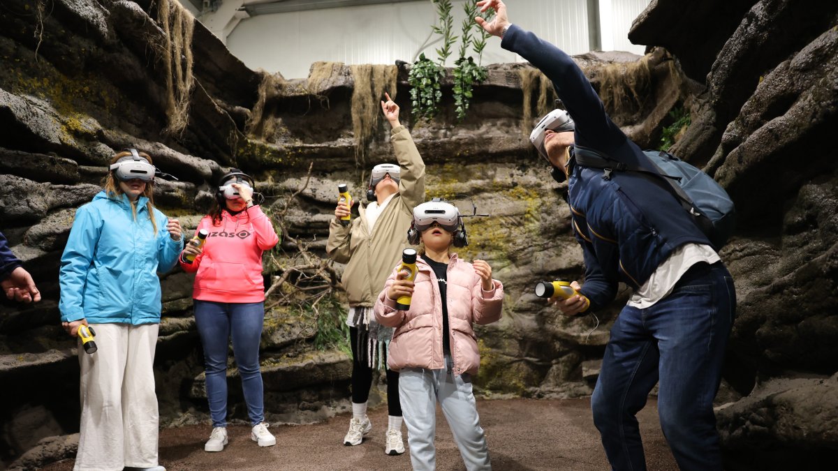 La atracción combina escenarios físicos y entornos digitales de última generación.