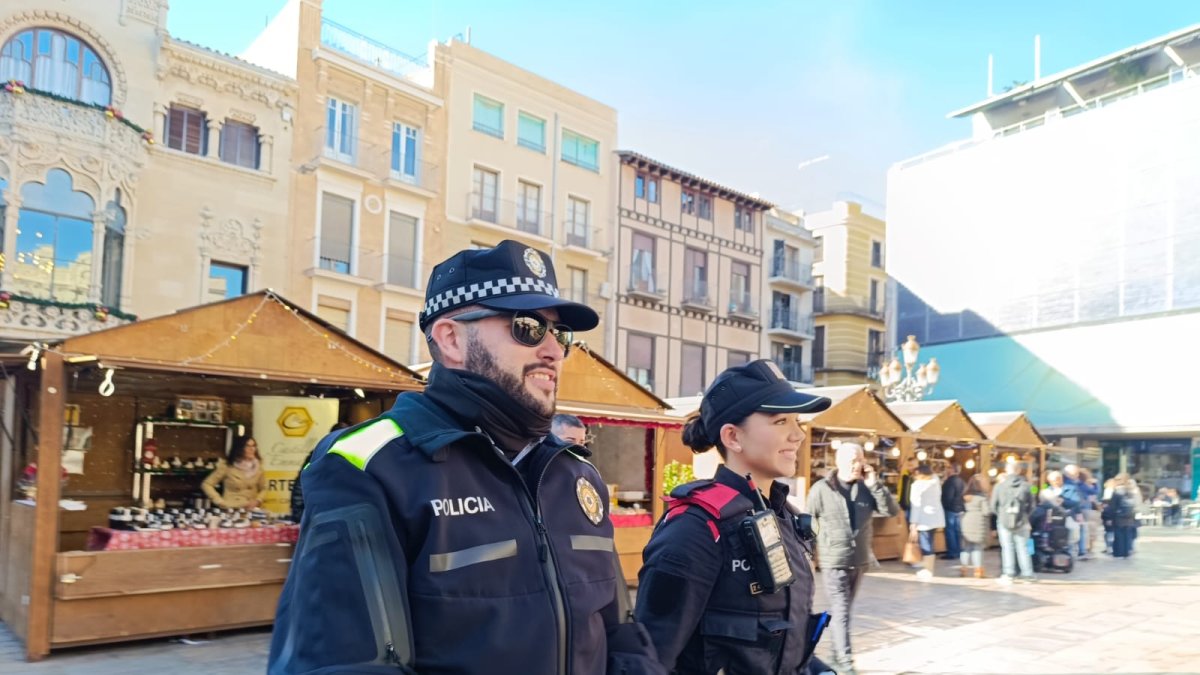 Dos agentes, uno de la Guàrdia Urbana de Reus y otro de los Mossos, en la plaza Mercadal en la Navidad de 2024.