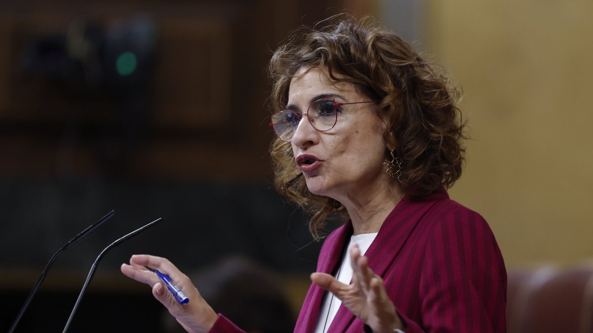 La vicepresidenta primera y Ministra de Hacienda y de Función Pública, María Jesús Montero interviene en el pleno del Congreso