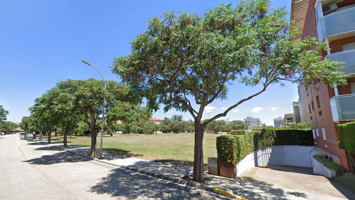 El solar donde se levantará el bloque de alquiler social se encuentra en la calle Anoia, en la zona de El Esquirol.