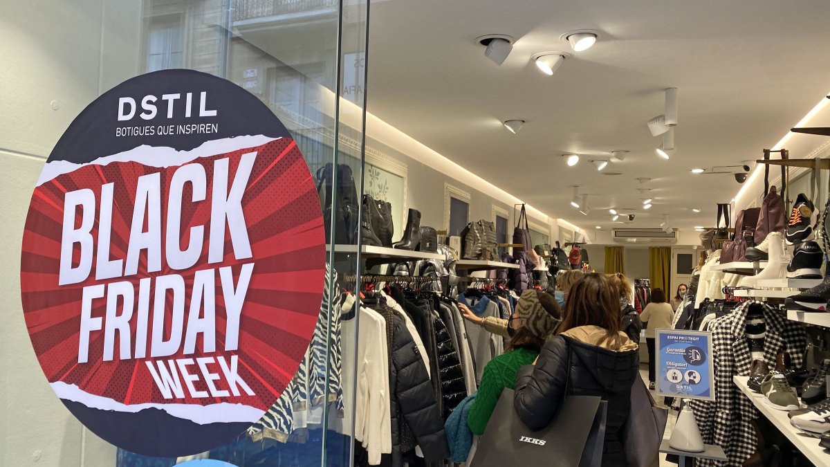 Fotografía de archivo de un negocio de Reus con un anuncio del Black Friday.