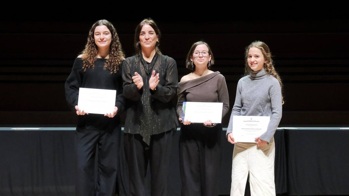 Las tres alumnas con mejor nota (9.90): Catalina Goytisolo, del Col·legi Canigó de Barcelona; Berta García, del Institut Vilanova del Vallès; y Raquel Giménez, del Col·legi la Vall de Bellaterra.