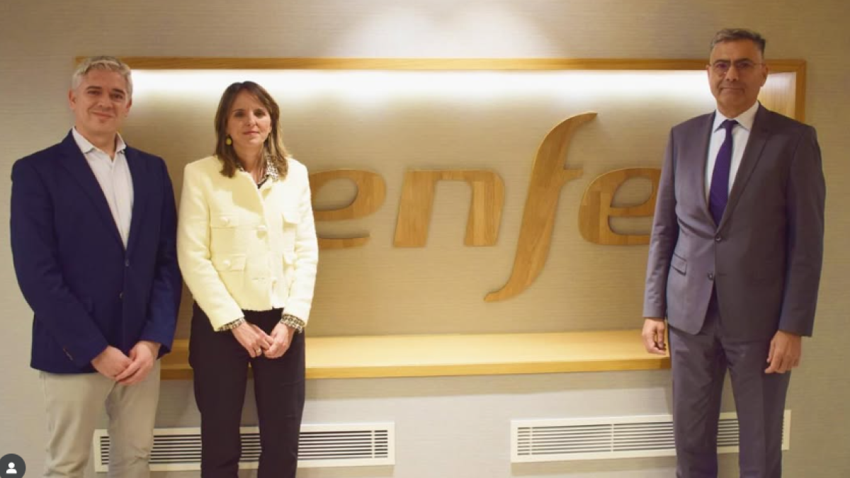 De derecha a izquierda, José María Chavarría, consejero delegado de Hife; Sonia Velamazán Regaño, gerente de Promoción Comercial y Acuerdos Estratégicos de Renfe; y Javier Fernández Rodríguez, director Comercial y de Marketing de Renfe.