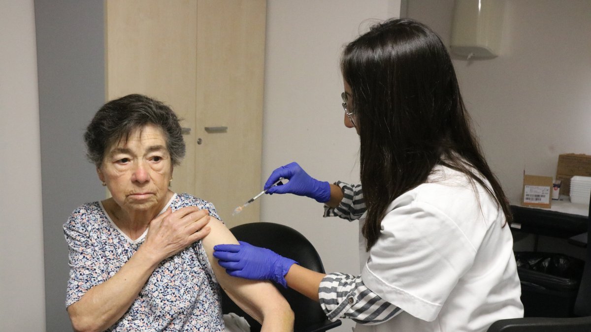 Una mujer vacunándose.