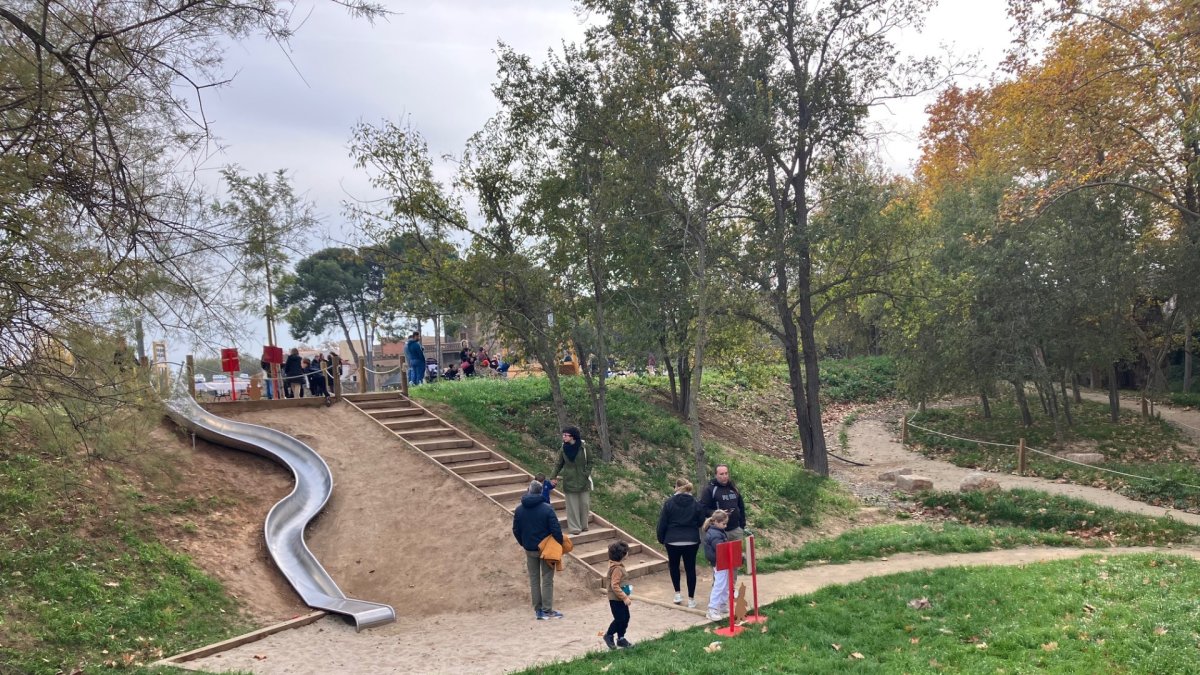 El parque ha habilitado un tobogán y zonas de juegos.