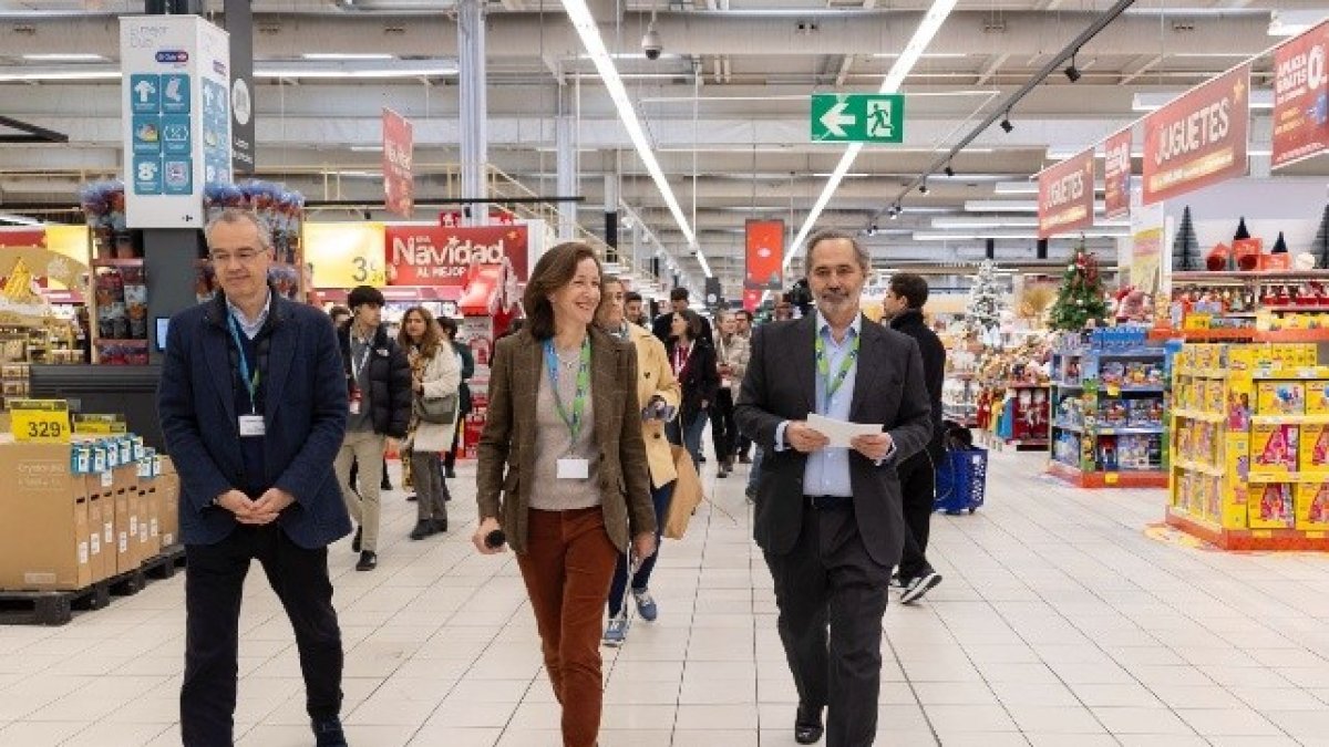 Responsables de la empresa durante una visita a un hipermercado Carrefour.