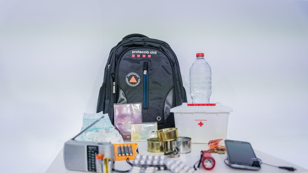 Els kits d’emergència són una eina bàsica i imprescindible per fer front a situacions extremes, reduir la sensació d’estrès i fomentar la cultura de l’autoprotecció.