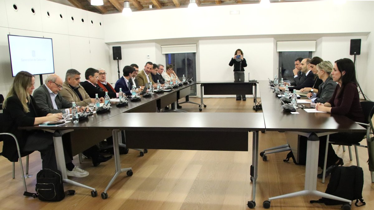 Reunión entre el Govern de la Generalitat y representantes del sector porcino en el Palau de la Generalitat.