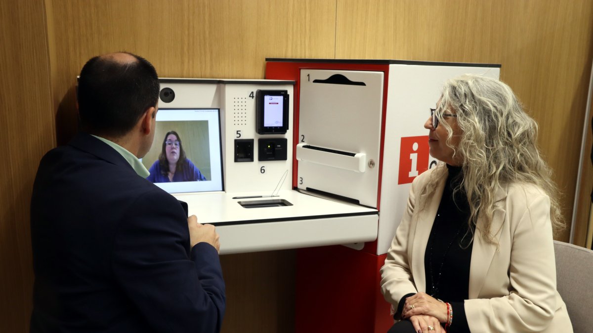 El servei Oficina Virtual ofereix la mateixa atenció personalitzada que es pot rebre en una Oficina d'Atenció Ciutadana (OAC) presencial, però des de casa